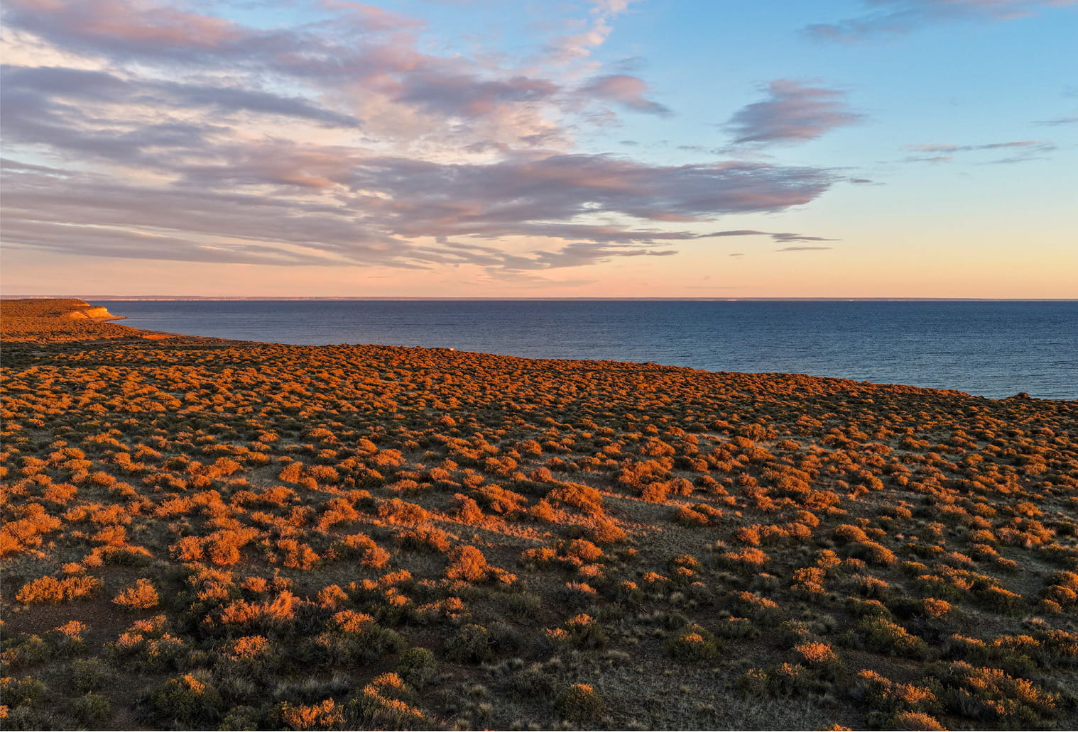 Vista del territorio de La Providencia: estepa patagónica y costa atlántica